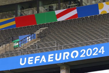 Berlin, Almanya - 7 Haziran 2024: UEFA EURO 2024 Logo Sinyali, UEFA 2024 Turnuvasından bir hafta önce Berlin Olimpiyat Stadyumu tribünlerinde görüldü.