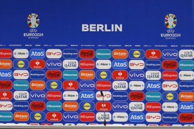 Berlin, Almanya - 7 Haziran 2024: UEFA EURO 2024 Olimpiyat Stadyumu Basın Konferansı Odası Berlin 'de UEFA EURO 2024 Turnuvasından bir hafta önce görülen reklam panosu