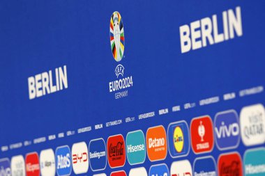 Berlin, Almanya - 7 Haziran 2024: UEFA EURO 2024 Olimpiyat Stadyumu Basın Konferansı Odası Berlin 'deki dekorasyon tahtasında UEFA 2024 Turnuvası öncesinde Açık Medya Günü sırasında görüldü