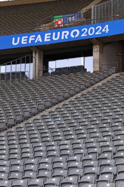 Berlin, Almanya - 7 Haziran 2024: UEFA EURO 2024 Logo Sinyali, UEFA 2024 Turnuvasından bir hafta önce Berlin Olimpiyat Stadyumu tribünlerinde görüldü.