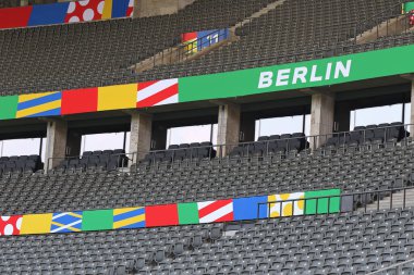 Berlin, Almanya - 7 Haziran 2024: UEFA EURO 2024 turnuvasından bir hafta önce düzenlenen Açık Medya Günü 'nde görülen Berlin Olimpiyat Stadyumu tribünlerinin boş koltukları