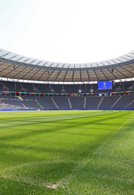 Berlin, Almanya - 7 Haziran 2024: UEFA EURO 2024 turnuvasından bir hafta önce Açık Medya Günü sırasında UEFA 'da düzenlenen Berlin Olimpiyatları' nın yeşil çimen sahası ve boş tribünleri
