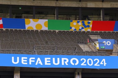 Berlin, Almanya - 7 Haziran 2024: UEFA EURO 2024 Logo Sinyali, UEFA 2024 Turnuvasından bir hafta önce Berlin Olimpiyat Stadyumu tribünlerinde görüldü.
