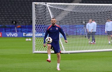 Berlin, Almanya - 14 Haziran 2024: Hırvat Marcelo Brozoviç, Berlin 'deki Olympiastadion' da oynanan UEFA 2024 karşılaşması öncesinde Hırvat milli takımının Açık antrenmanı sırasında eylem halinde.