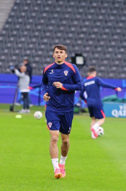Berlin, Almanya - 14 Haziran 2024: Hırvat Ante Budimir, Berlin 'deki Olympiastadion' da oynanan UEFA EURO 2024 karşılaşması öncesinde Hırvat milli takımının Açık antrenmanı sırasında görev başında