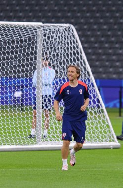 Berlin, Almanya - 14 Haziran 2024: Hırvat Luka Modriç, Berlin 'deki Olympiastadion' da oynanan UEFA EURO 2024 karşılaşması öncesinde Hırvat milli takımının Açık antrenmanı sırasında faaliyete geçti