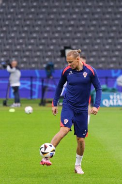 Berlin, Almanya - 14 Haziran 2024: Hırvat Domagoj Vida, Berlin 'deki Olimpiyat Stadyumu' nda oynanan UEFA 2024 karşılaşması öncesinde Hırvat milli takımının açık antrenman oturumunda eylem halinde.