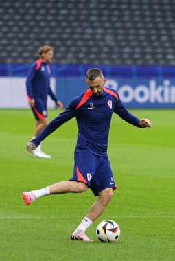 Berlin, Almanya - 14 Haziran 2024: Hırvat Marcelo Brozoviç, Berlin 'deki Olympiastadion' da oynanan UEFA 2024 karşılaşması öncesinde Hırvat milli takımının Açık antrenmanı sırasında eylem halinde.