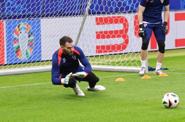 Berlin, Almanya - 14 Haziran 2024: Hırvatistan milli takımı UEFA EURO 2024 karşılaşması öncesinde Berlin Olimpiyat Stadyumu 'nda İspanya' ya karşı oynanan Açık antrenman öncesinde Hırvatistan kalecisi Ivica Ivusiç (# 23) eylemde