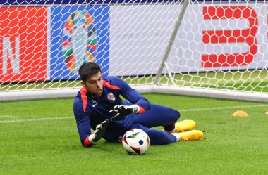 Berlin, Almanya - 14 Haziran 2024: Hırvatistan milli takımı UEFA EURO 2024 karşılaşması öncesinde Berlin Olimpiyat Stadyumu 'nda İspanya' ya karşı oynanan Açık antrenman öncesinde Hırvat kaleci Nediljko Labroviç (# 12) eylemde