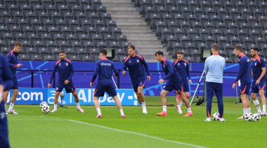 Berlin, Almanya - 14 Haziran 2024: Hırvat oyuncular, Almanya 'nın başkenti Berlin' deki Olympiastadion 'da oynanan UEFA 2024 grup safhası öncesinde Açık antrenman oturumunda koştular