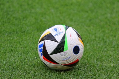 Berlin, Almanya - 14 Haziran 2024: Adidas FUSSBALLLIEBE, UEFA EURO 2024 Resmi Maç Topu, UEFA 2024 öncesinde Hırvatistan takımının İspanya 'ya karşı oynadığı antrenman sırasında Berlin Olimpiyat Stadyumu çimlerinin üzerinde