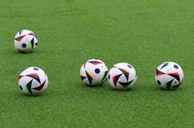 Berlin, Almanya - 14 Haziran 2024: Adidas FUSSBALLLIEBE, UEFA EURO 2024 Resmi Maç Topları, UEFA EURO 2024 öncesinde Hırvatistan takımının İspanya 'ya karşı oynadığı antrenman sırasında Berlin Olimpiyat Stadyumu çimlerinin üzerinde