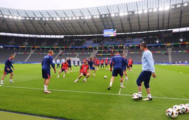 Berlin, Almanya - 14 Haziran 2024: Hırvat oyuncular, Almanya 'nın başkenti Berlin' deki Olympiastadion 'da oynanan UEFA 2024 grup safhası öncesinde Açık antrenman oturumunda koştular