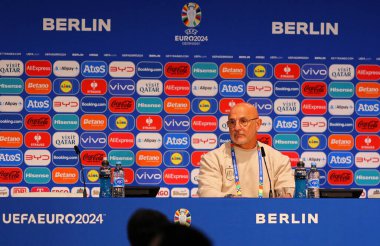 Berlin, Almanya - 14 Haziran 2024: İspanya teknik direktörü Luis de la Fuent, Berlin 'deki Olympiastadion' da oynanan UEFA EURO 2024 grup safhası karşılaşması öncesinde basın mensuplarına konuştu