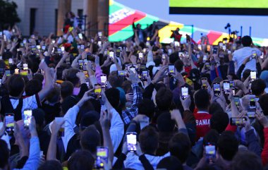 Berlin, Almanya - 14 Haziran 2024: Alman taraftarlar Almanya-İskoçya maçı sırasında Berlin 'deki Brandenburg Kapısı' nda takımlarının zaferini kutladılar.