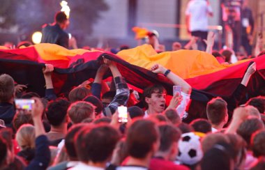 Berlin, Almanya - 14 Haziran 2024: Alman taraftarlar Almanya ile İskoçya arasındaki UEFA 2024 maçı sırasında Berlin 'deki Brandenburg Kapısı' nda takımlarının Fan Zone zaferini kutladılar