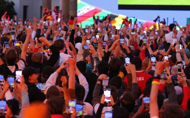 Berlin, Almanya - 14 Haziran 2024: Alman taraftarlar Almanya-İskoçya maçı sırasında Berlin 'deki Brandenburg Kapısı' nda takımlarının zaferini kutladılar.