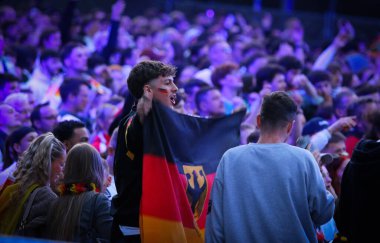 Berlin, Almanya - 14 Haziran 2024: Alman taraftarlar ilk UEFA 2024 Almanya - İskoçya maçı sırasında Berlin 'in merkezindeki Brandenburg Kapısı' ndaki Fan Bölgesi 'nde desteklerini gösterdiler