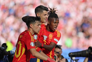 Berlin, Almanya - 15 Haziran 2024: İspanyol oyuncular (Pedri, Alvaro Morata, Nico Williams), Morata 'nın UEFA EURO 2024 grup maçında attığı golü kutluyor.