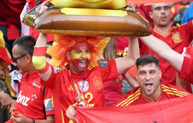 Berlin, Almanya - 15 Haziran 2024: İspanyol destekçiler UEFA EURO 2024 grup safhasında Almanya 'nın başkenti Berlin' deki Olympiastadion 'da oynanan İspanya - Hırvatistan maçında desteklerini gösterdiler ve zaferi kutladılar.