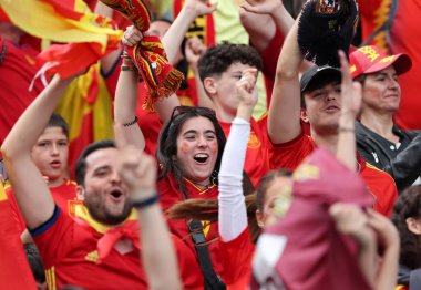 Berlin, Almanya - 15 Haziran 2024: İspanyol destekçiler UEFA EURO 2024 grup safhasında Almanya 'nın başkenti Berlin' deki Olympiastadion 'da oynanan İspanya - Hırvatistan maçında desteklerini gösterdiler ve zaferi kutladılar.