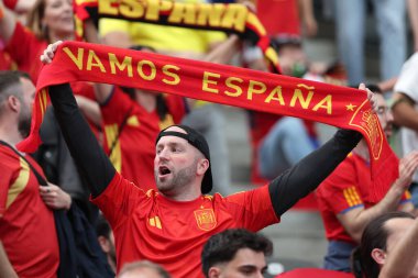 Berlin, Almanya - 15 Haziran 2024: İspanyol destekçiler UEFA EURO 2024 grup safhasında Almanya 'nın başkenti Berlin' deki Olympiastadion 'da oynanan İspanya - Hırvatistan maçında desteklerini gösterdiler ve zaferi kutladılar.