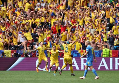 Münih, Almanya - 17 Haziran 2024: Romen oyuncular (Man, Stanciu, Ratiu), Nicolae Stanciu 'nun UEFA EURO 2024 grup safhası Romanya-Ukrayna maçında Münih Futbol Arena maçında gol atmasının ardından kutlama yaptılar.