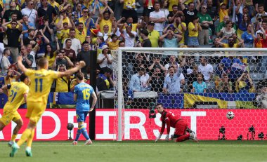 Münih, Almanya - 17 Haziran 2024: Ukrayna kalecisi Andriy Lunin, Almanya 'nın Münih kentindeki Münih futbol sahasında oynanan UEFA 2024 grup maçında attığı bir gol sonrasında tepki gösterdi.