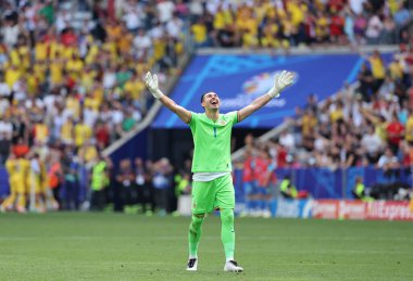 Münih, Almanya - 17 Haziran 2024: Rumen kaleci Florin Nita, takımının UEFA 2024 grup maçında Münih 'teki Münih Futbol Arena' da Romanya-Ukrayna maçında gol atmasını kutluyor