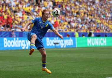Münih, Almanya - 17 Haziran 2024: Ukraynalı Yukhym Konoplia, UEFA EURO 2024 grup safhasında Almanya 'nın Münih kentindeki Münih Futbol Arena' sında Romanya ile Ukrayna maçı yapıyor.