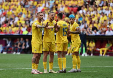 Münih, Almanya - 17 Haziran 2024: Rumen oyuncular, Almanya 'nın Münih kentindeki Münih futbol sahasında oynanan UEFA EURO 2024 grup maçında Romanya-Ukrayna maçı sırasında duvar ördüler