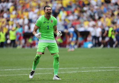 Münih, Almanya - 17 Haziran 2024: Rumen kaleci Florin Nita, takımının UEFA 2024 grup maçında Münih 'teki Münih Futbol Arena' da Romanya-Ukrayna maçında gol atmasını kutluyor