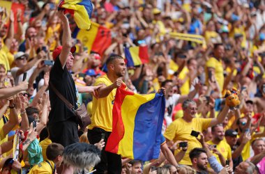 Münih, Almanya - 17 Haziran 2024: Rumen taraftarlar, Almanya 'nın Münih kentindeki Münih Futbol Arena' da oynanan UEFA 2024 grup safhası Romanya-Ukrayna maçında desteklerini gösterdiler