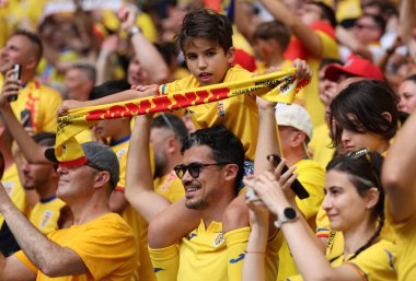 Münih, Almanya - 17 Haziran 2024: Rumen taraftarlar, Almanya 'nın Münih kentindeki Münih Futbol Arena' da oynanan UEFA 2024 grup safhası Romanya-Ukrayna maçında desteklerini gösterdiler