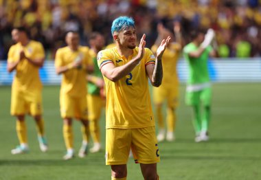 Münih, Almanya - 17 Haziran 2024: Rumen Andrei Ratiu, Almanya 'nın Münih kentindeki Münih Futbol Arena' da oynanan UEFA 2024 grup maçının ardından taraftarlara teşekkür etti