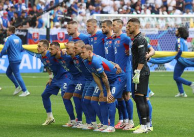 Düsseldorf, Almanya - 21 Haziran 2024: Slovakya Milli Takımı Oyuncuları, Dusseldorf, Almanya 'daki Dusseldorf Arena' da oynanan UEFA EURO 2024 grup etap maçı öncesinde grup fotoğrafı için poz verdi