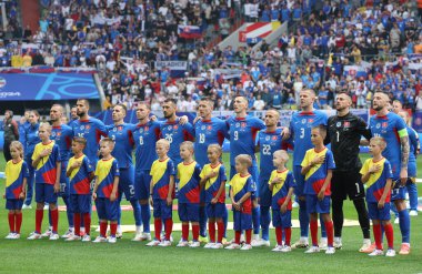 Düsseldorf, Almanya - 21 Haziran 2024: Slovakya Takımı Oyuncuları, UEFA EURO 2024 grup maçından önce Dusseldorf, Almanya 'daki Dusseldorf Arena' da Slovakya v Ukrayna 'yı dinledi