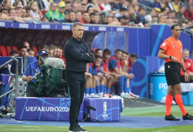 Düsseldorf, Almanya - 21 Haziran 2024: Ukrayna teknik direktörü Serhiy Rebrov UEFA EURO 2024 grup safhasında Dusseldorf, Almanya 'daki Dusseldorf Arena' da Slovakya-Ukrayna maçı sırasında görev başında