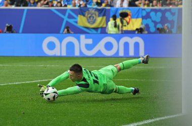 Düsseldorf, Almanya - 21 Haziran 2024: UEFA EURO 2024 grup maçında Dusseldorf, Almanya 'da Dusseldorf Arena' da Slovakya - Ukrayna - Ukrayna kalecisi Trubin görev başında