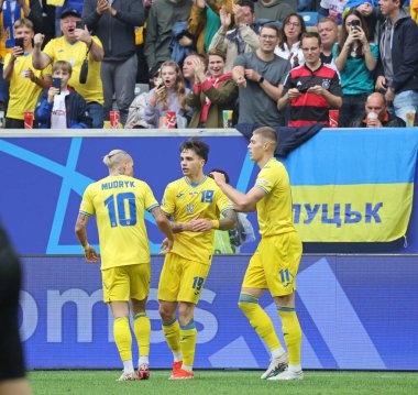 Düsseldorf, Almanya - 21 Haziran 2024: Ukraynalı oyuncular, Mykola Shaparenko 'nun Dusseldorf' taki Dusseldorf Arena 'da oynanan UEFA 2024 grup etap maçında bir gol atmasını kutladı