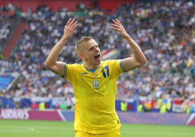 Düsseldorf, Almanya - 21 Haziran 2024: Ukraynalı Oleksandr Zinchenko, Dusseldorf 'taki Dusseldorf Arena' da oynanan UEFA 2024 grup etap karşılaşmasında taraftarlara tezahürat yapıyor.