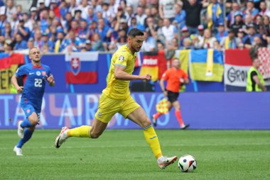 Düsseldorf, Almanya - 21 Haziran 2024: UEFA EURO 2024 grup safhasında Dusseldorf, Almanya 'daki Dusseldorf Arena' da Slovakya - Ukrayna saldırıları sırasında Roman Yaremchuk