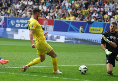 Düsseldorf, Almanya - 21 Haziran 2024: Ukraynalı Roman Yaremchuk (Sarı), Dusseldorf, Almanya 'daki Dusseldorf Arena' da oynanan UEFA 2024 grup etap maçında gol attı.