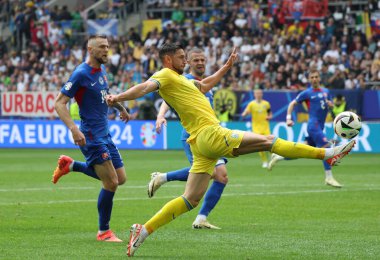 Düsseldorf, Almanya - 21 Haziran 2024: Ukraynalı Roman Yaremchuk (Sarı), Dusseldorf, Almanya 'daki Dusseldorf Arena' da oynanan UEFA 2024 grup etap maçında gol attı.