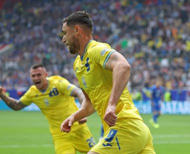 Düsseldorf, Almanya - 21 Haziran 2024: Roman Yaremchuk, UEFA EURO 2024 grup maçında Dusseldorf, Almanya 'daki Dusseldorf Arena' da Slovakya v Ukrayna maçında gol attıktan sonra kutladı.