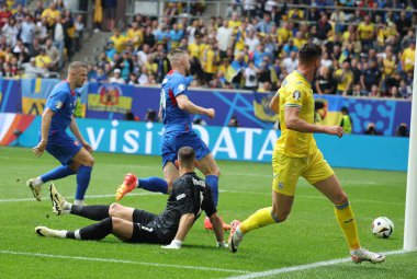 Düsseldorf, Almanya - 21 Haziran 2024: Ukraynalı Roman Yaremchuk (Sarı), Dusseldorf, Almanya 'daki Dusseldorf Arena' da oynanan UEFA 2024 grup etap maçında gol attı.