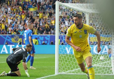 Düsseldorf, Almanya - 21 Haziran 2024: Roman Yaremchuk, UEFA EURO 2024 grup maçında Dusseldorf, Almanya 'daki Dusseldorf Arena' da Slovakya v Ukrayna maçında gol attıktan sonra kutladı.