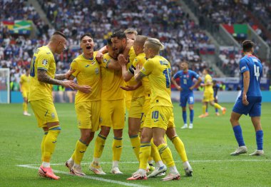 Düsseldorf, Almanya - 21 Haziran 2024: Ukraynalı oyuncular, Roman Yaremchuk 'un UEFA EURO 2024 grup etap maçı sırasında Dusseldorf Arena' da Slovakya-Ukrayna maçında gol atmasını kutladı