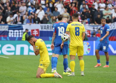 Düsseldorf, Almanya - 21 Haziran 2024: Roman Yaremchuk, Dusseldorf Arena, Dusseldorf 'ta oynanan UEFA EURO 2024 grup maçının son düdüğü sonrasında tepki gösterdi. Yaremchuk gol attı.